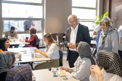 Şehir K&uuml;t&uuml;phanesi&rsquo;nde &ouml;ğrencilere yemek ikramı
