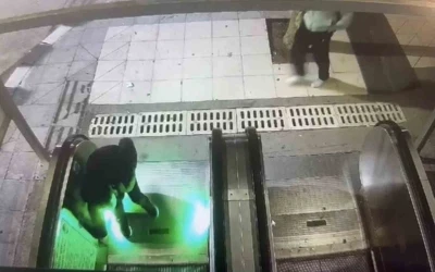 Şehir magandaları kamerada: Y&uuml;r&uuml;yen merdiveni durdurup ka&ccedil;tılar
