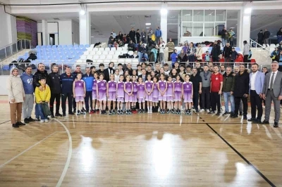 Şehir protokol&uuml; ile ERVA Sporcuları futbol ma&ccedil;ında karşı karşıya geldi
