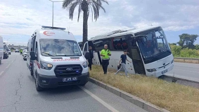 Şehirlerarası yolcu otob&uuml;s&uuml; &Ccedil;evreyolu&rsquo;nda ref&uuml;je &ccedil;ıktı: 1 yaralı
