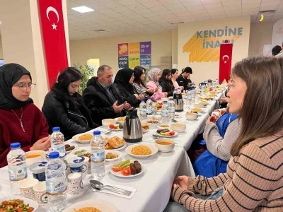 Şehit aileleri ve &uuml;niversiteli &ouml;ğrenciler iftar sofrasında buluştu
