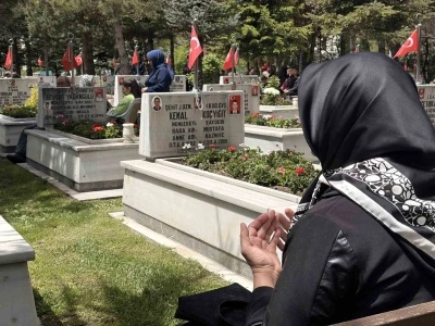 Şehit anneleri, Anneler G&uuml;n&uuml;&rsquo;nde evlatlarına koştu
