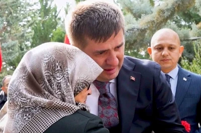 Şehit annesinin s&ouml;zleri y&uuml;rekleri burktu, Vali g&ouml;zyaşlarını tutamadı
