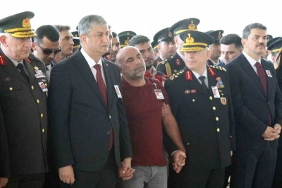 Şehit babası y&uuml;rekleri dağladı, oğlunun tabutuna koşup &ouml;pt&uuml;
