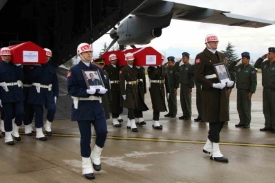 Şehit babasını oyuncağına sarılarak bekledi
