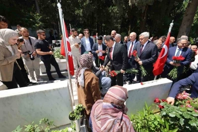 Şehit babasının, elini &ouml;p&uuml;p bayramını kutlayan Vali&rsquo;yle diyaloğu y&uuml;rekleri ısıttı
