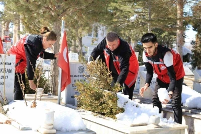 Şehit kabirleri bayram &ouml;ncesi ziyaret ediliyor
