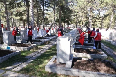 Şehit kabirleri bayram ve anma g&uuml;n&uuml;ne hazır
