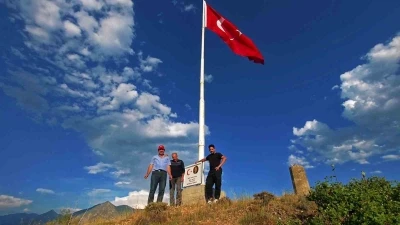 Şehit &Ouml;ğretmen Neşe Alten&rsquo;in adını bin 215 rakımlı tepede yaşattı: 16 metrelik T&uuml;rk bayrağı dikti
