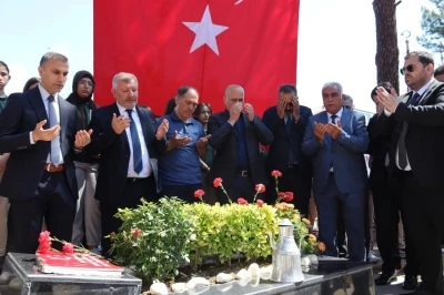 Şehit &Ouml;ğretmen Şenay Ayb&uuml;ke Yal&ccedil;ın  şehadetinin 9. yıl d&ouml;n&uuml;m&uuml;nde kabri başında anıldı
