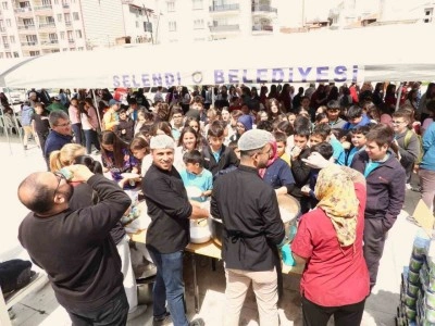 Şehit &ouml;ğretmen ve &ouml;ğrenciler i&ccedil;in Selendi&rsquo;de duygu dolu hayır