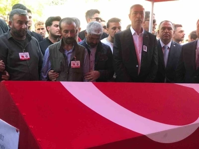 Şehit polis memleketi Şanlıurfa’da gözyaşları arasında defnedildi
