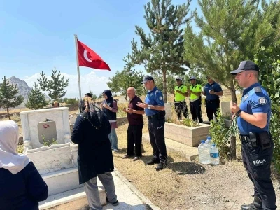 Şehit polis memuru kabri başında yad edildi
