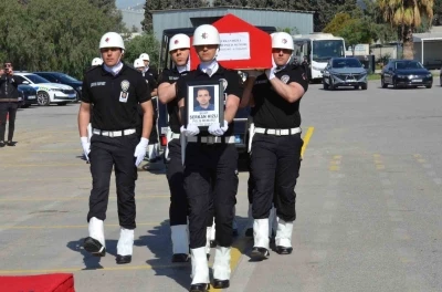 Şehit Polis Serkan Hızlı, İzmir&rsquo;den dualarla uğurlandı
