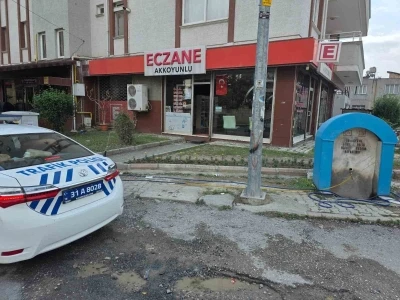 Şehit polisin isminin yaşatıldığı &ccedil;eşmeyi meslektaşı yeniledi
