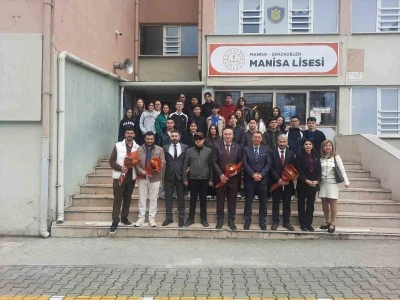 Şehit yakınları ve gaziler Manisa Lisesi&rsquo;nde gen&ccedil;lerle buluştu
