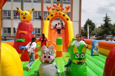 Şehitkamil&rsquo;den k&ouml;y okulunda renkli şenlik
