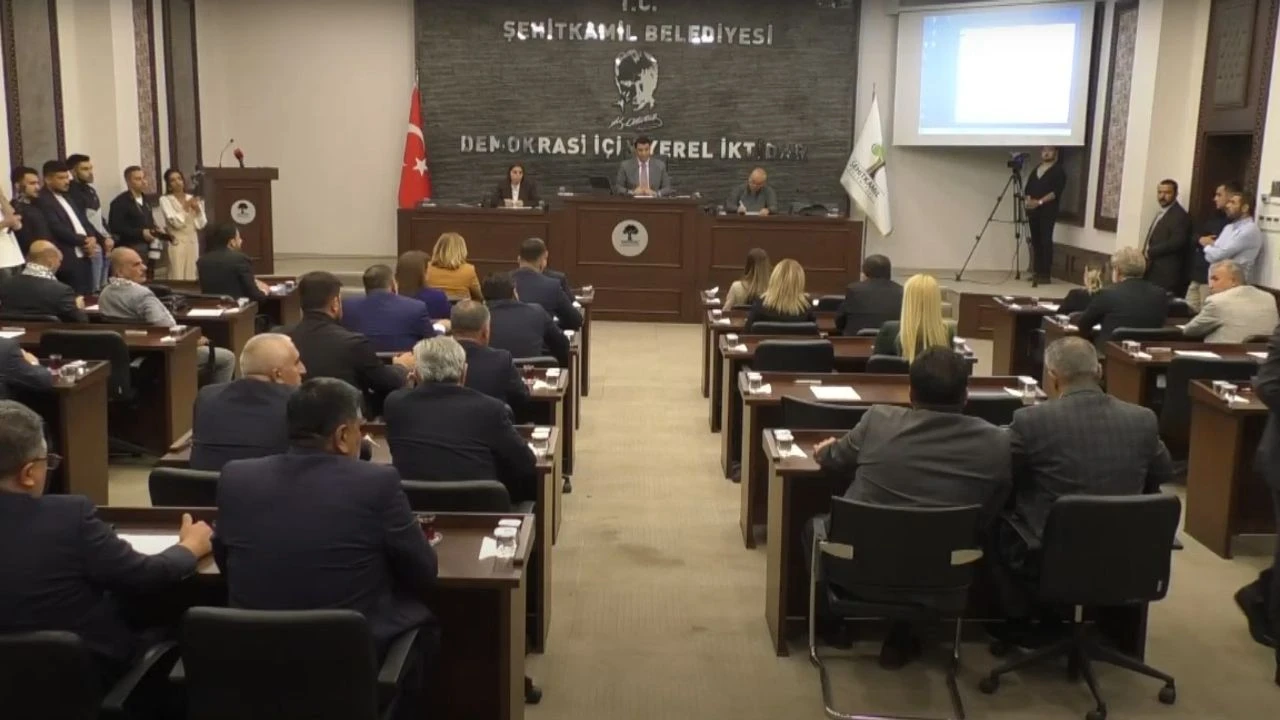 Şehitkamil Meclisinde şok gelişme! Yılmaz, o meclis üyesini salon dışına aldı! 