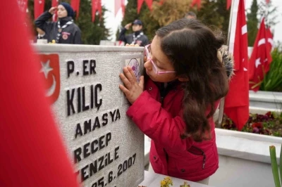 Şehitleri Anma G&uuml;n&uuml;&rsquo;nde anlamlı &ouml;p&uuml;c&uuml;k
