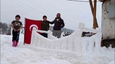 Şehitleri anmak amacıyla kardan ‘15 Temmuz Şehitler Köprüsü’ yaptılar, görenleri ise duygulandırdılar
