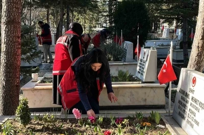 Şehitliklerde temizlik ve bakım &ccedil;alışmaları başlatıldı
