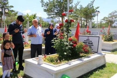 Şehitlikte arife g&uuml;n&uuml; h&uuml;z&uuml;nl&uuml; buluşma
