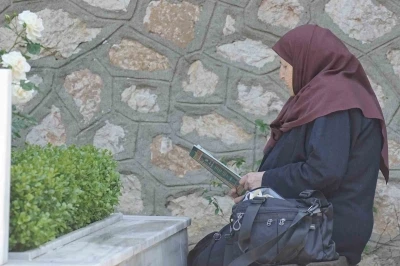 Şehitlikte h&uuml;z&uuml;nl&uuml; bayramlaşma
