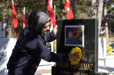 Şehitlikte temizlik yapan kadınların duygusal anları
