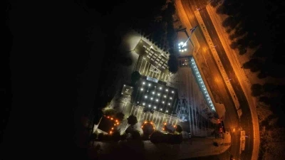 Şehitlikte yılbaşı gecesi: Aileler dualarla yeni yıla girdi
