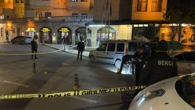 Şehrin göbeğinde silahlı saldırı! İş yerini kurşun yağmuruna tuttular