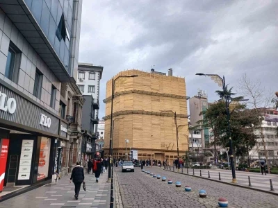 Şehrin merkezinde binayı kereste ile paketlediler
