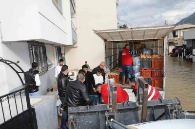 Şehzadeler Belediyesi&rsquo;nden Akpınar&rsquo;da mahsur kalan vatandaşlara destek
