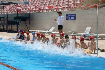 Şehzadeler&rsquo;de y&uuml;zme kursları kapılarını a&ccedil;tı
