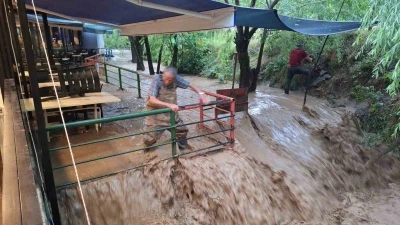 Sel &Ccedil;ağlayan&rsquo;ı vurdu, turizm beldesinde hasar oluştu
