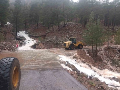 Sel, heyelan ve kar yağışına karşı yoğun m&uuml;cadele
