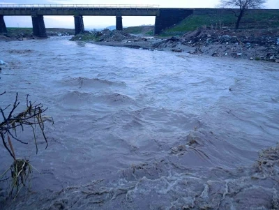 Sel suları Aksu&rsquo;daki yarım asırlık tarihi k&ouml;pr&uuml;ye zarar verdi
