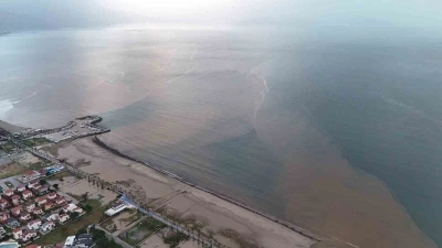 Sel suları denizin rengini değiştirdi
