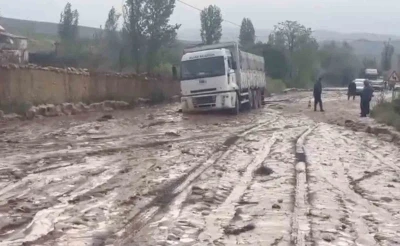 Sel suları iki il&ccedil;eyi birbirine bağlayan yolda ulaşımı aksattı
