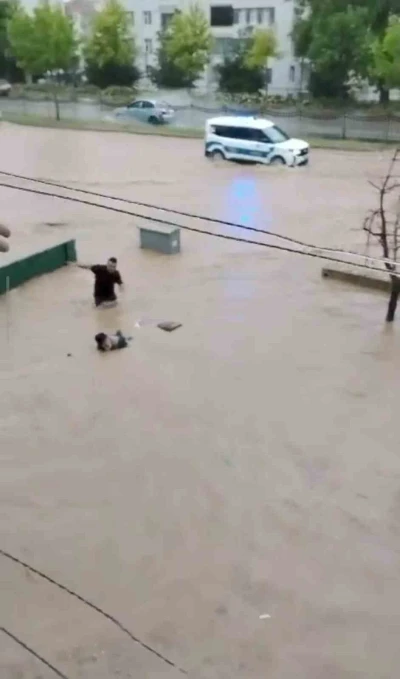Sel sularına kapılan yaşlı adamı son anda kurtardılar
