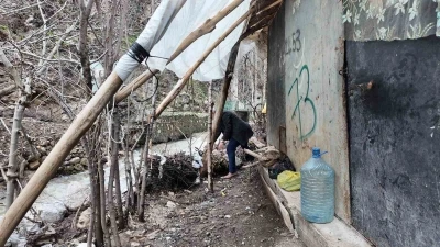 Sel sularından korunmak i&ccedil;in odun ve &ccedil;alılarla &ouml;nlem aldı

