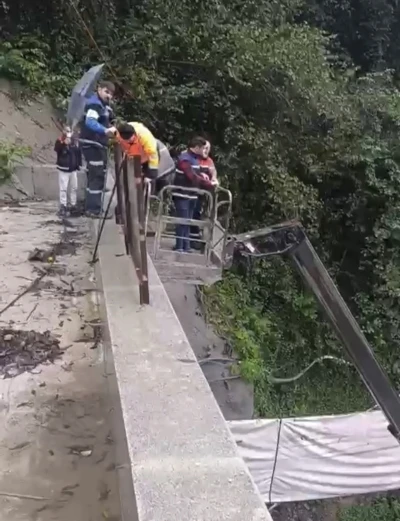 Sel ve heyelan nedeniyle Çamlıhemşin Tüneli inşaatında mahsur kalan işçiler kurtarıldı
