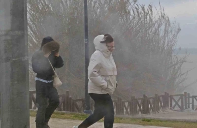 Şelale şiddetli r&uuml;zgarla tersine &ccedil;ağladı, denizin rengi kahverengiye b&uuml;r&uuml;nd&uuml;
