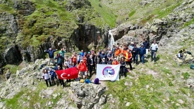 Şelaleyi g&ouml;rmek i&ccedil;in yaklaşık 3 kilometrelik tepeye tırmandılar

