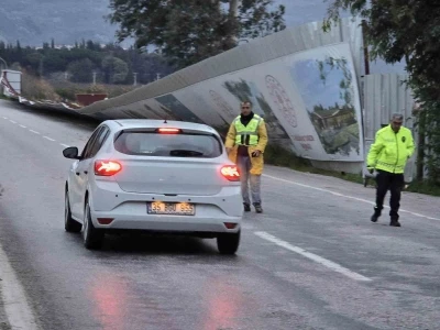 Sel&ccedil;uk&rsquo;ta fırtına yol kenarında dev panoları yola savurdu
