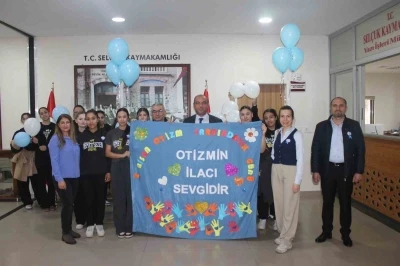 Sel&ccedil;uk&rsquo;ta, lise &ouml;ğrencileri ve &ouml;ğretmenlerinden otizm farkındalık etkinliği
