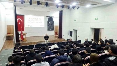 Sel&ccedil;uk&rsquo;ta lise &ouml;ğrencilerine g&uuml;venli internet semineri
