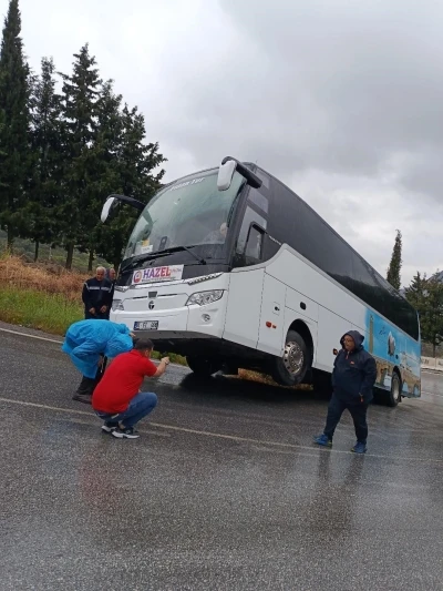 Sel&ccedil;uk&rsquo;ta rampayı &ccedil;ıkamayan tur otob&uuml;s&uuml; şarampole kaydı
