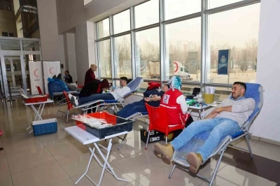 Sel&ccedil;uklu Belediyesi personeli ve vatandaşlardan kan bağışı kampanyasına destek
