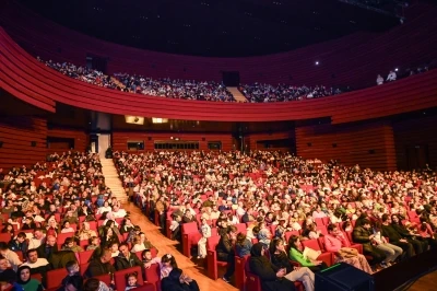 Sel&ccedil;uklu Belediyesi Sanat Akademisi &Ccedil;ocuk Tiyatro Topluluğundan eğlence dolu tiyatro g&ouml;sterisi
