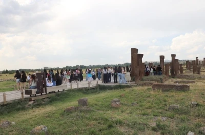 Sel&ccedil;uklu Meydan Mezarlığı&rsquo;nda yaz yoğunluğu başladı
